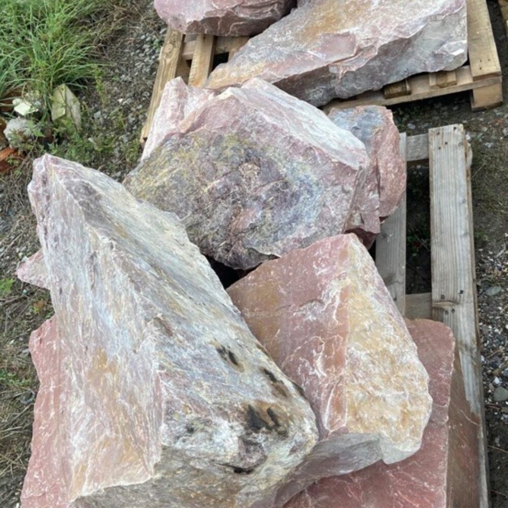 Валун червоний кварцитний