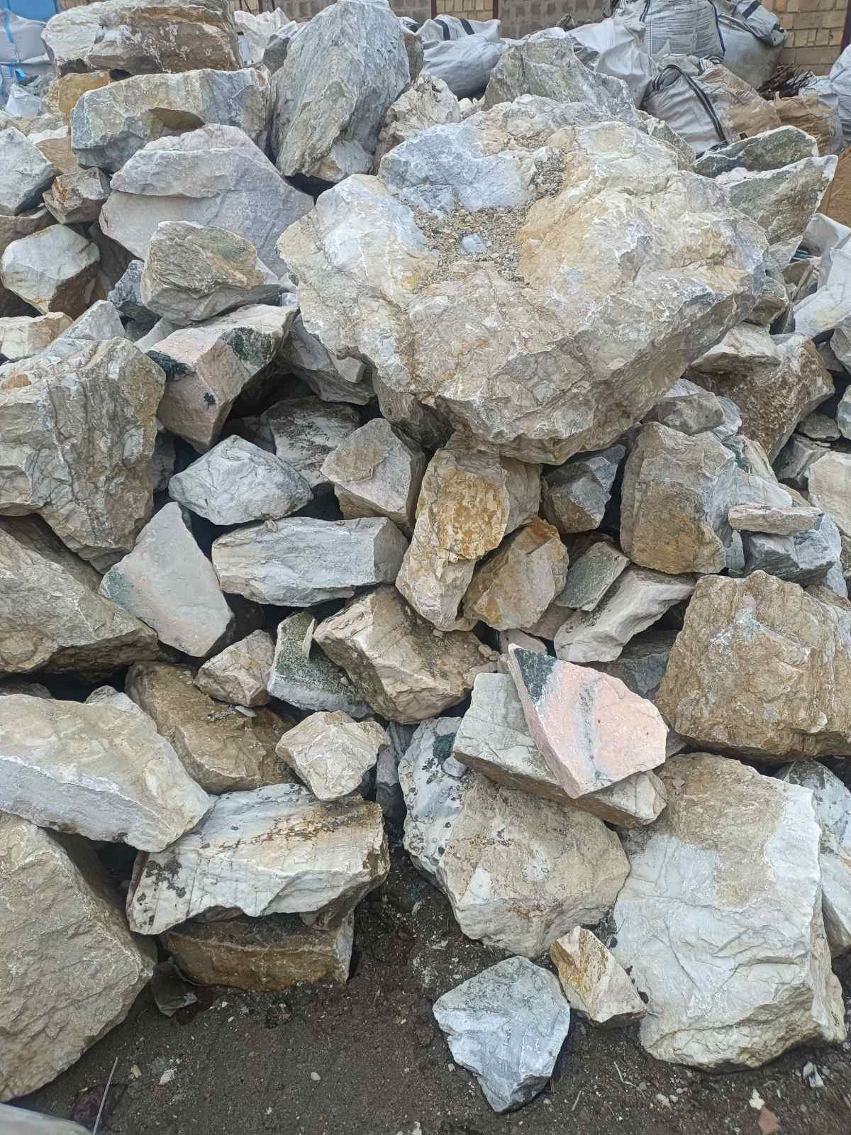 Бутовий камінь мармуровий різний