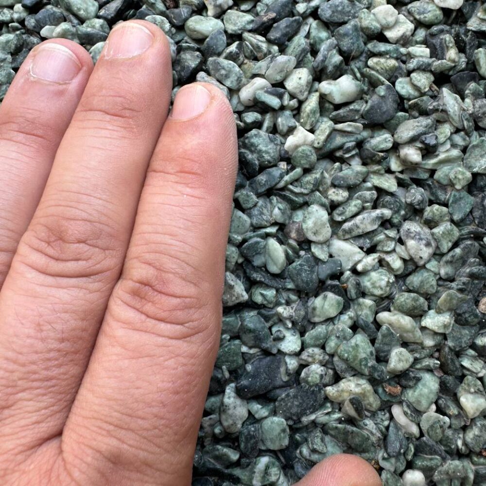 Кам'яний килим з зеленой гальки